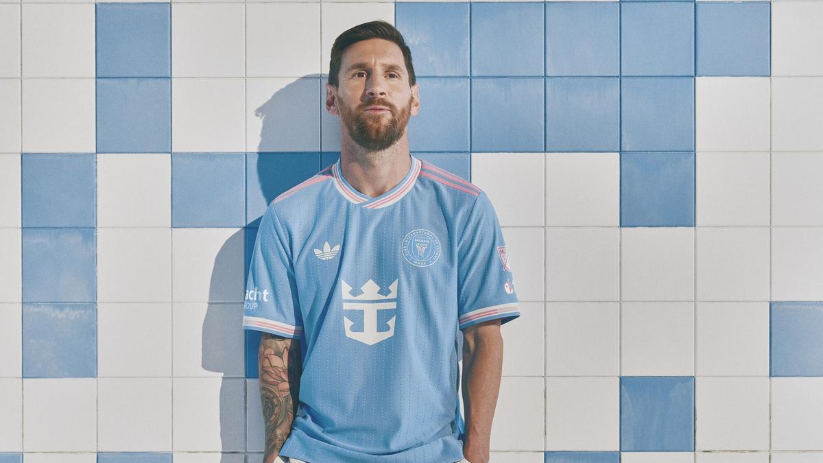 Lionel Messi, with the new Inter Miami shirt.