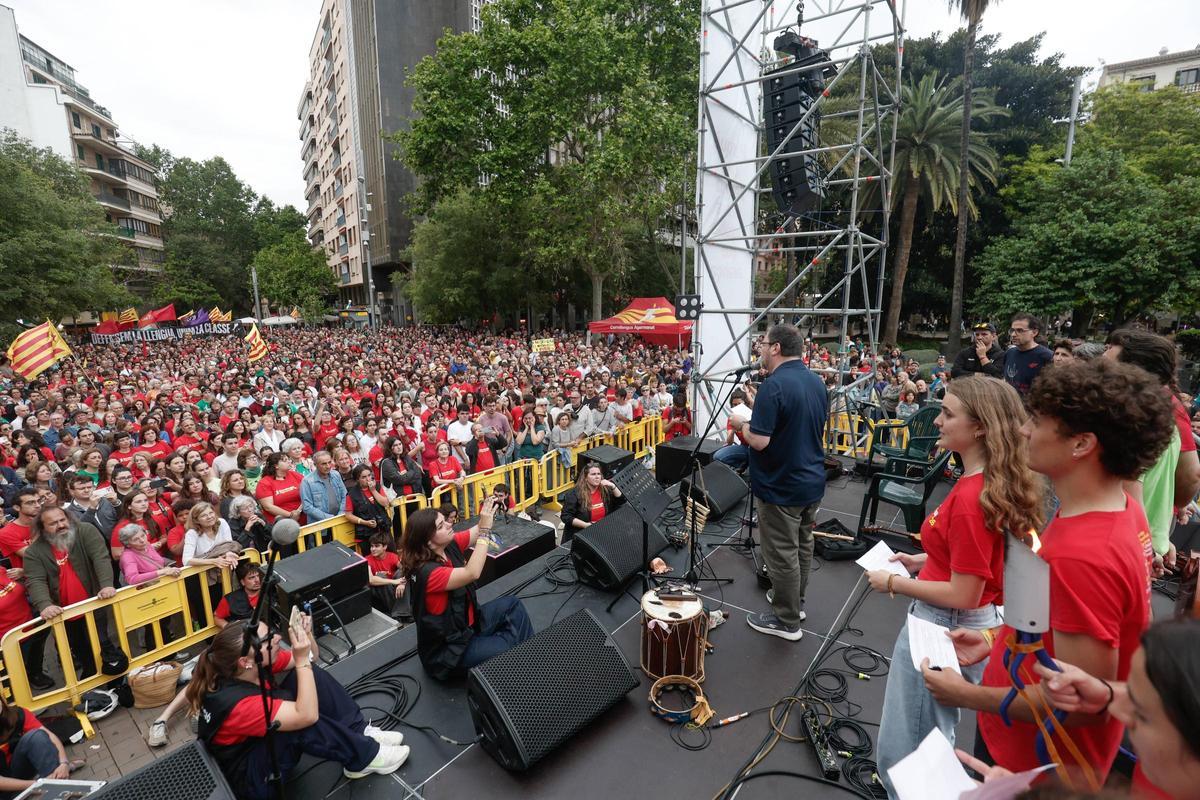 Miles de personas llenan Palma en defensa del catalán