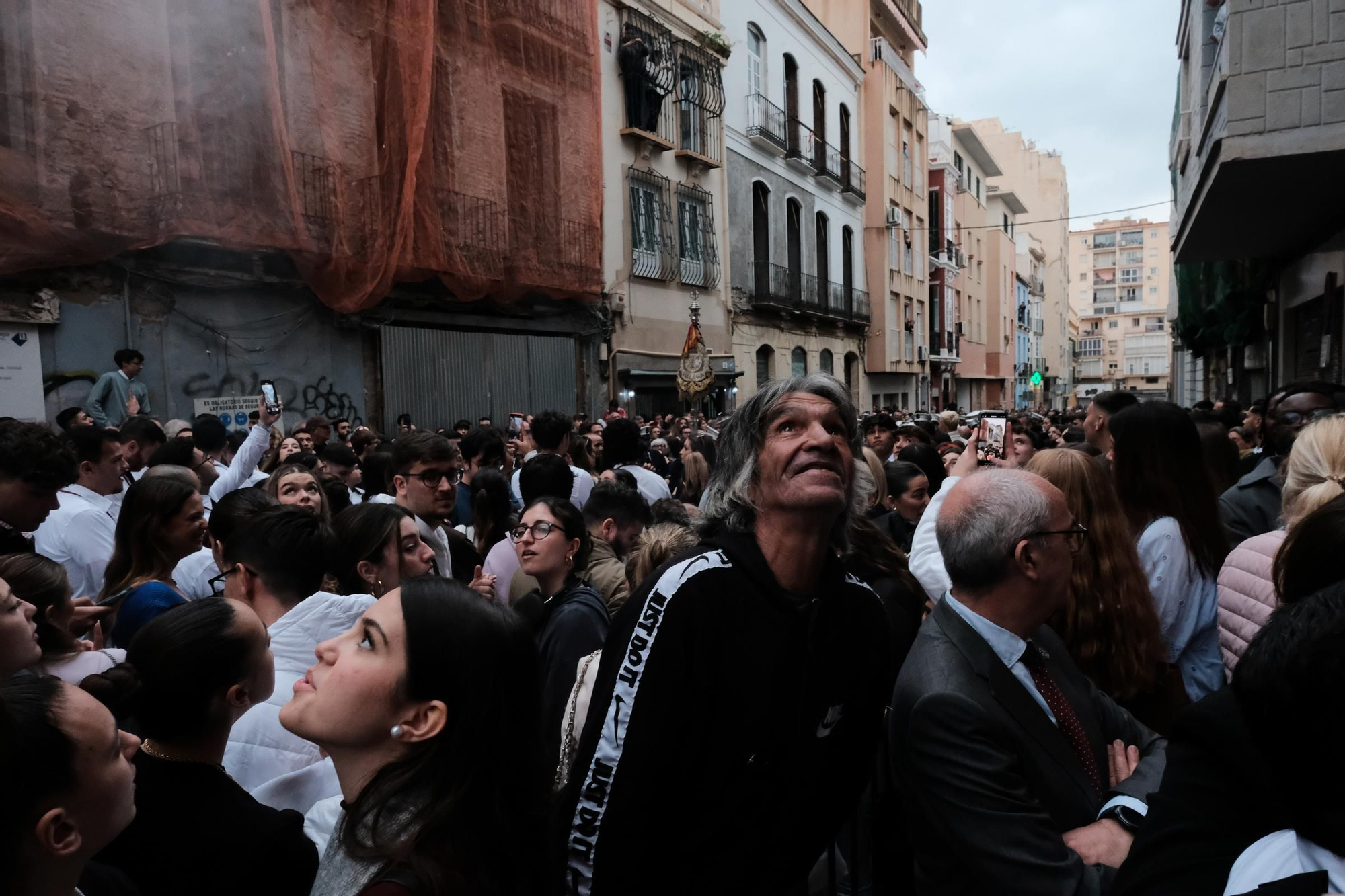 Gitanos retrasó su salida para esquivar la lluvia en este Lunes Santo.