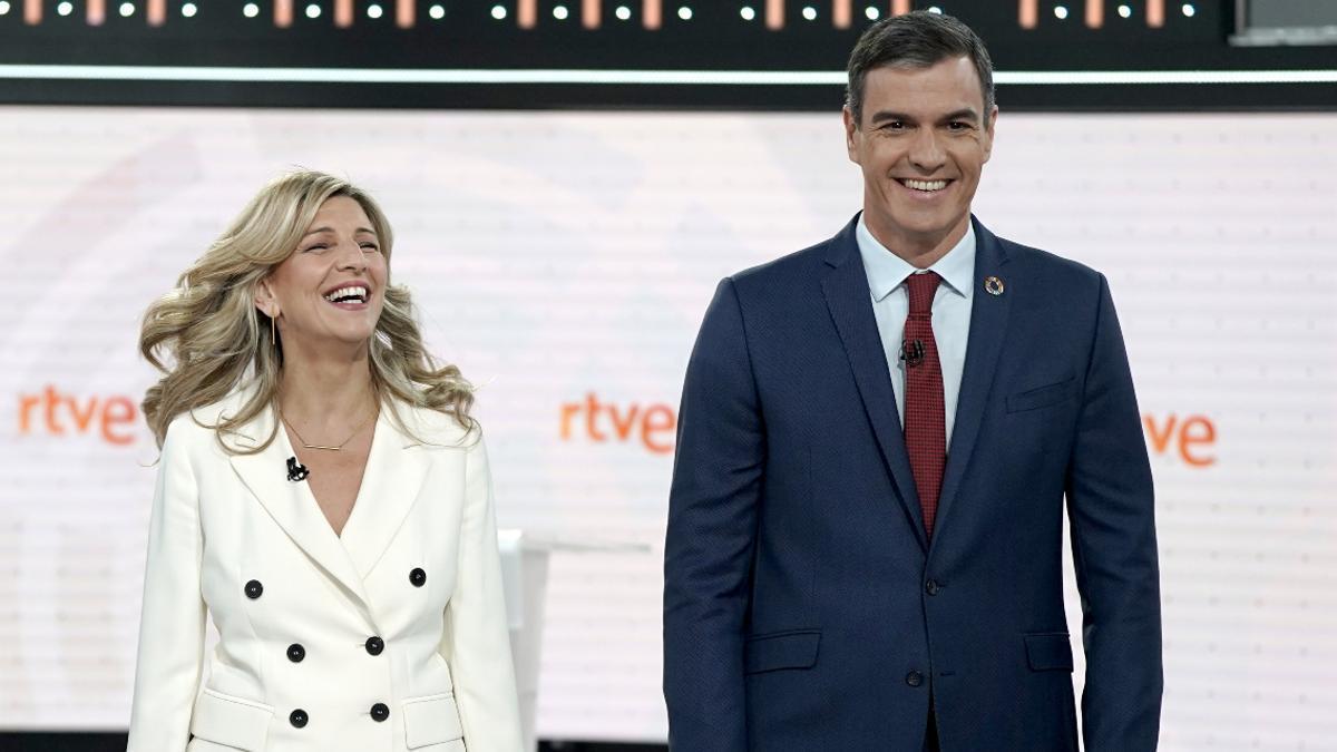 Yolanda Díaz y Pedro Sánchez, en el debate electoral de RTVE.