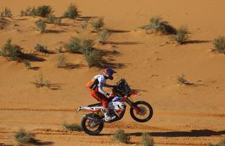 Al-Attiyah convierte su rabia en victoria y Sainz acaba segundo en la quinta etapa del Dakar