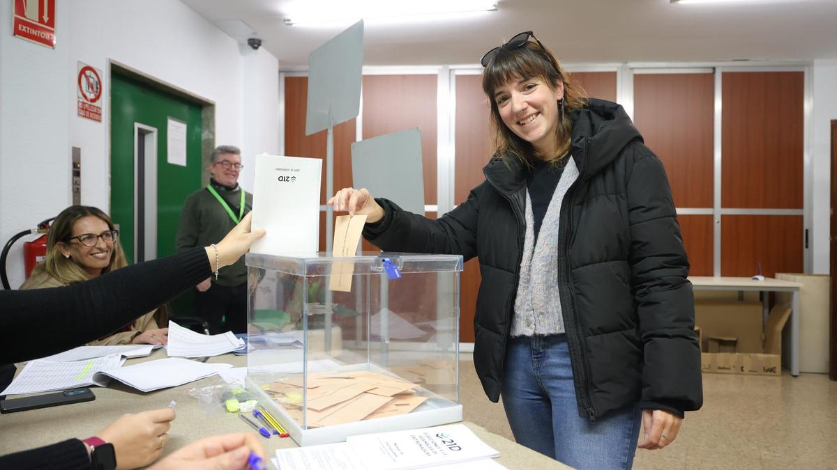Nerea Fernández deposita su voto en Cáceres.