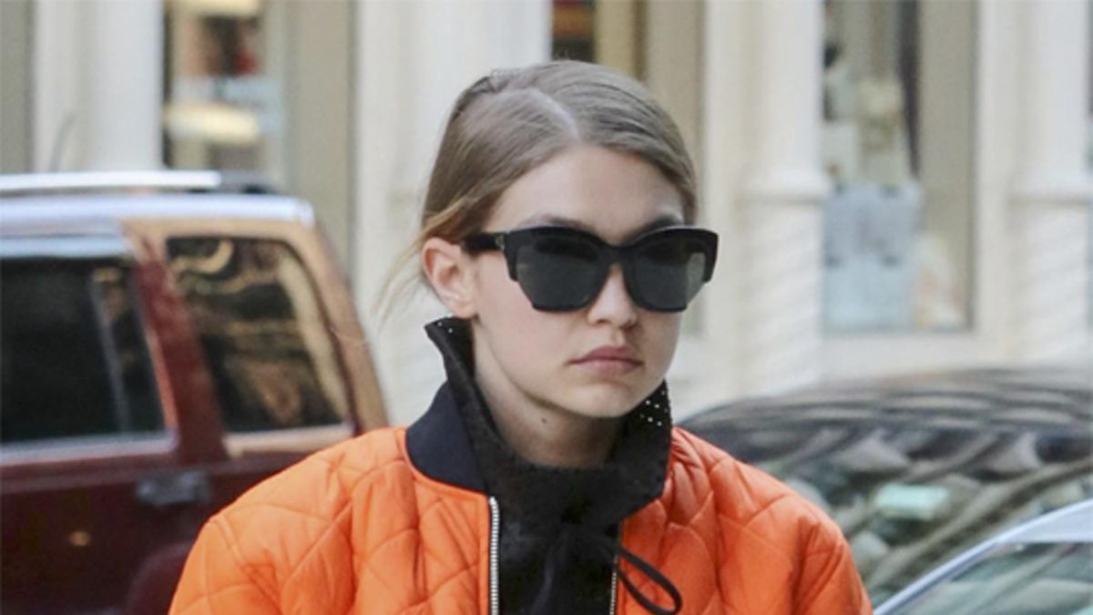 Gigi Hadid con bomber naranja de VFiles Sport Plus