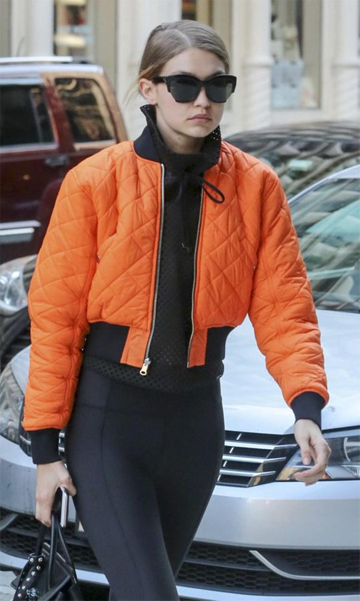 Gigi Hadid con bomber naranja de VFiles Sport Plus