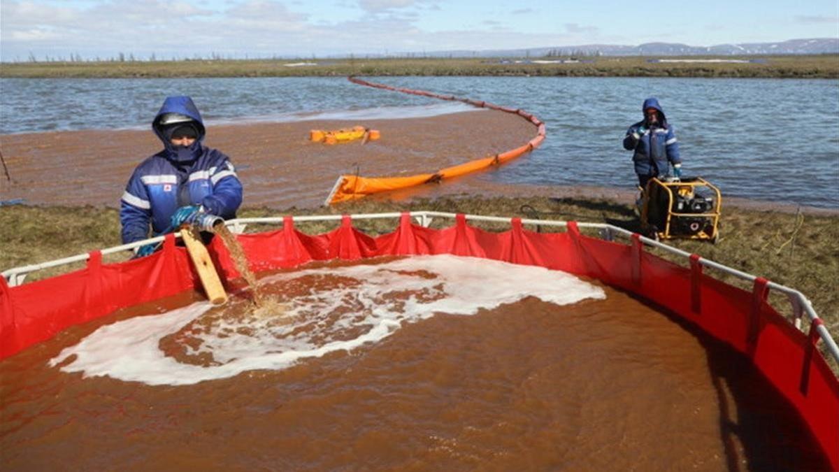 Labores de recogida del fuel vertido en Ambamaya, en el Ártico.