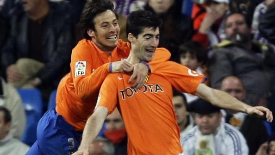 Silva y Arizmendi celebran el gol de la última victoria del Valencia en el Bernabeu en 2008.