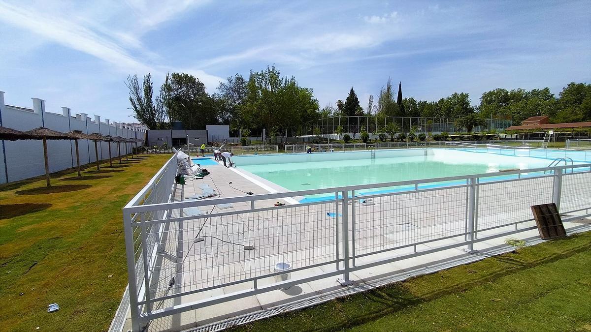 Últimos retoques de las obras remodelación de la piscina municipal