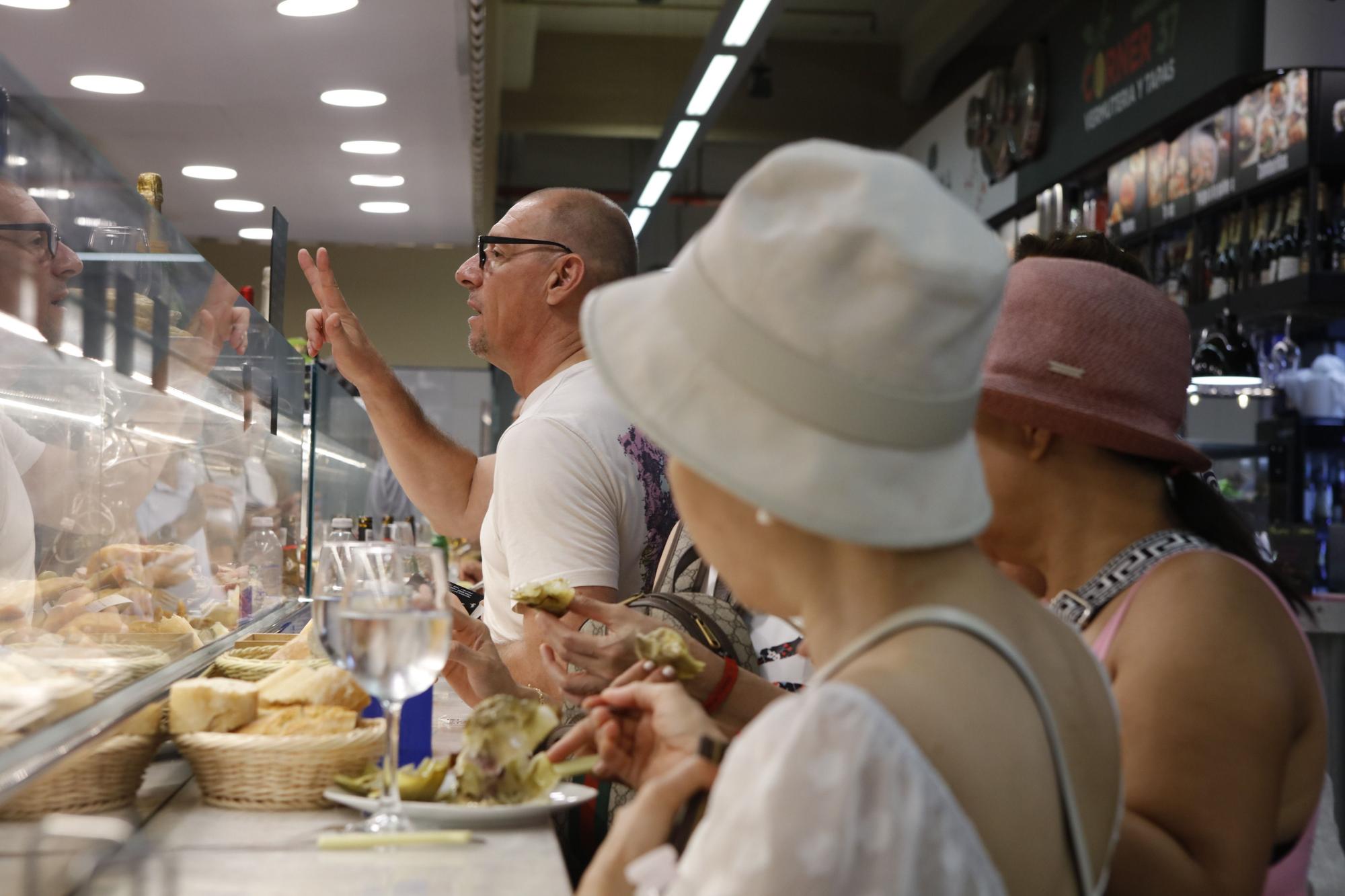 So sehen die Bars in der Fischhalle des Mercat de l'Olivar aus