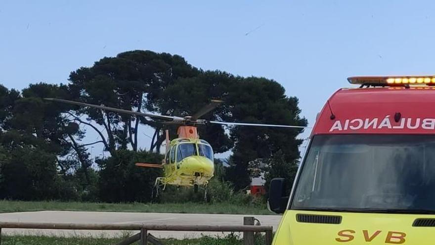 Salvan a un trabajador de 27 años que se ha electrocutado en Dénia y ha caído de bastante altura