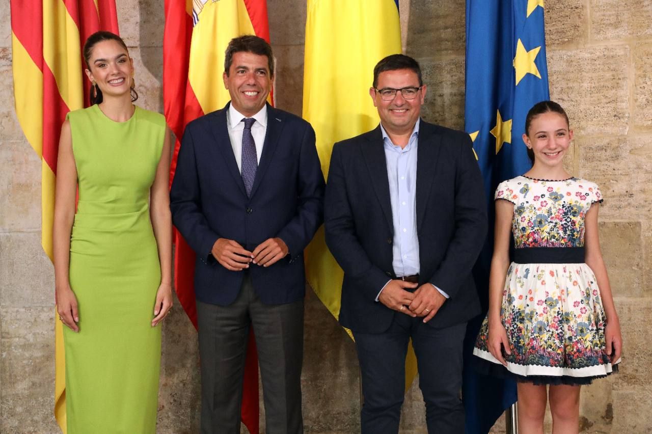 Mazón recibe a las Hogueras en el Palau de la Generalitat