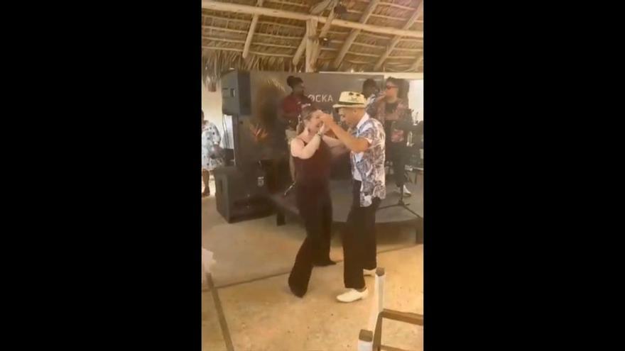 Marga Prohens recibe una clase de bachata durante su visita a República Dominicana