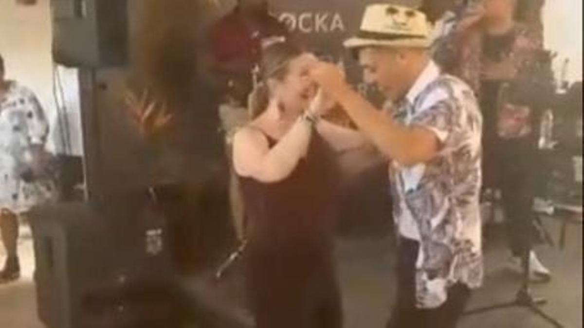 Marga Prohens recibe una clase de bachata durante su visita a República Dominicana