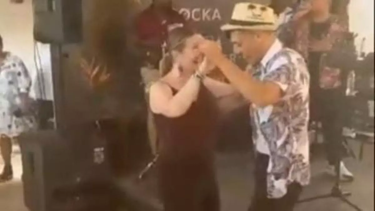 Marga Prohens recibe clases de bachata durante su visita a República Dominicana