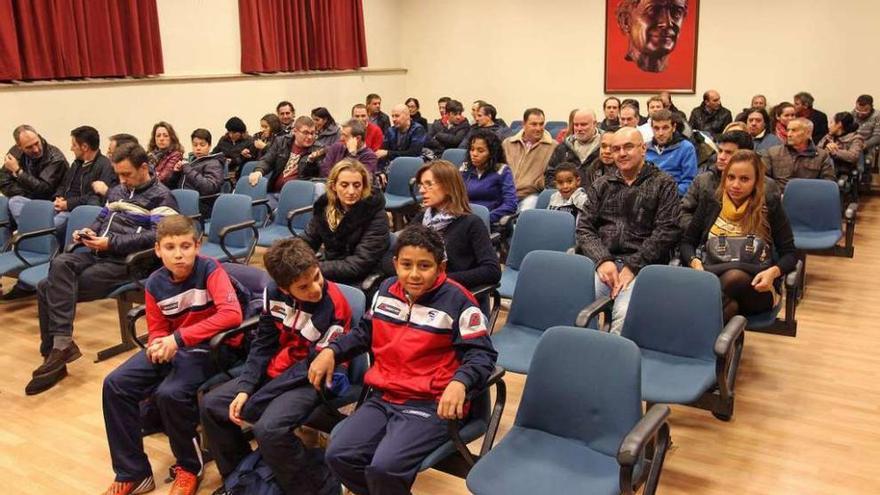 Los padres y jugadores de la cantera que asistieron ayer a la reunión con la directiva. // Iñaki Osorio