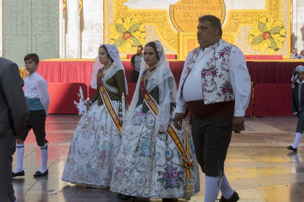 Desfile de las falleras mayores de las diferentes comisiones durante la procesión general de la Mare de Déu dels Desemparats.