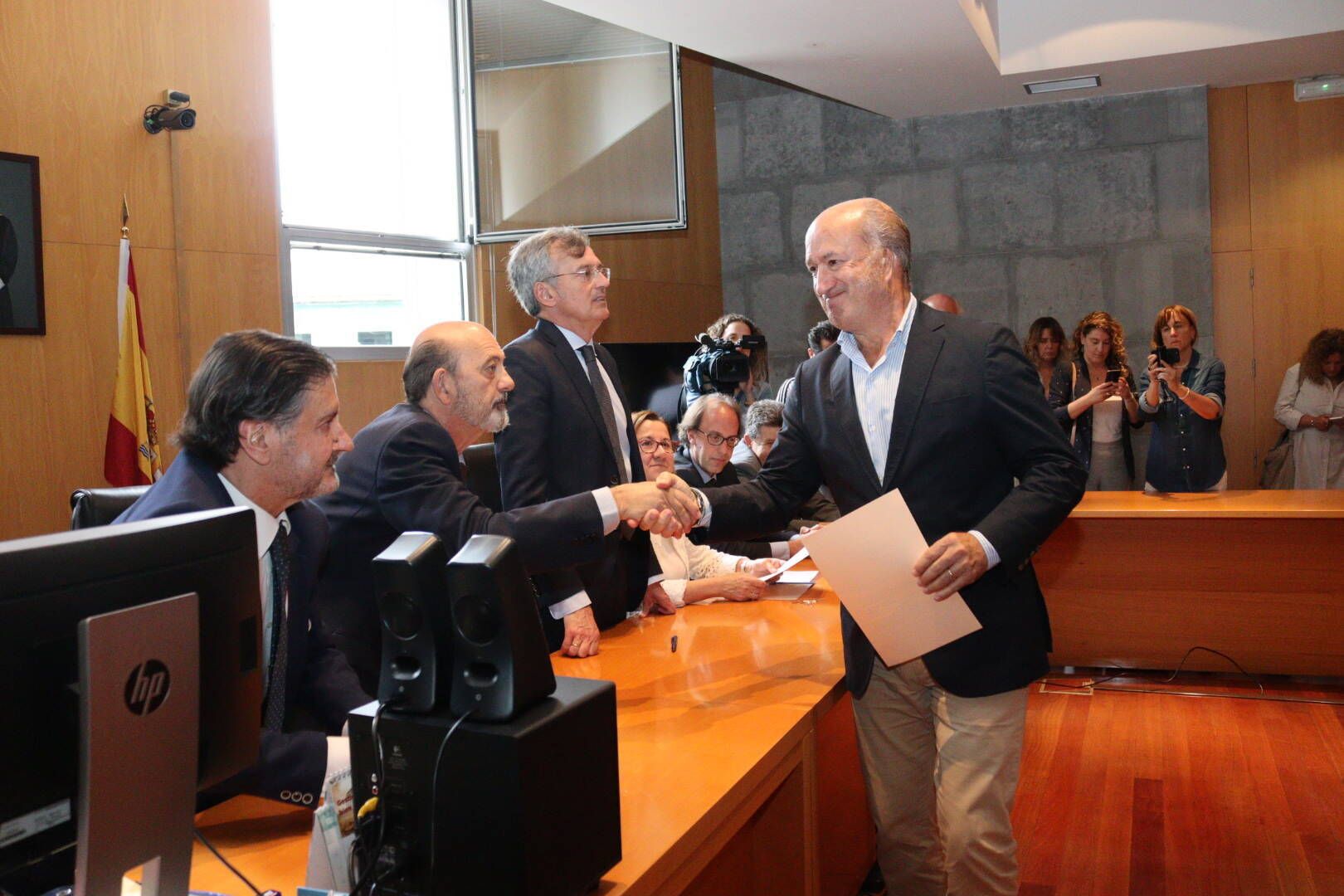 EN IMÁGENES: Así fue la recogida de las actas de los diputados asturianos ante la Junta Electoral Provincial