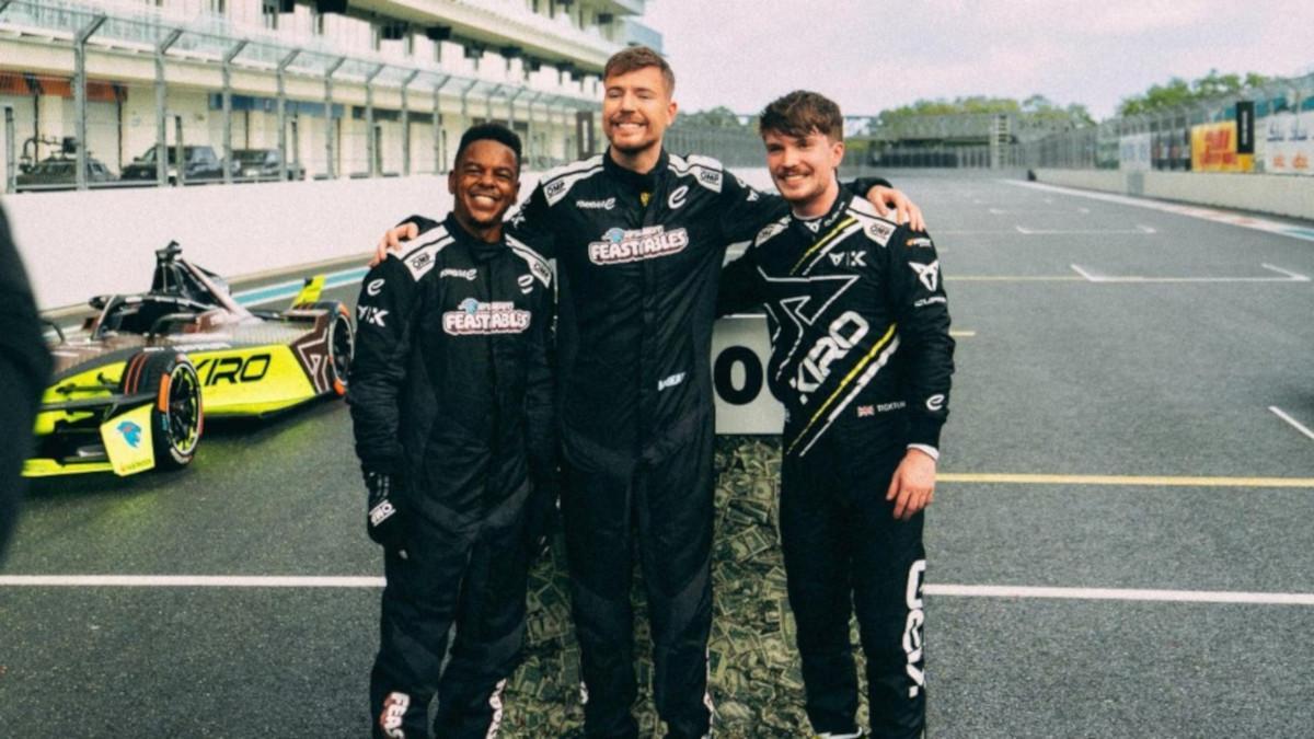 Ronnie, MrBeast y el piloto de Cupra Dan Ticktum durante el video con el CUPRA Kiro