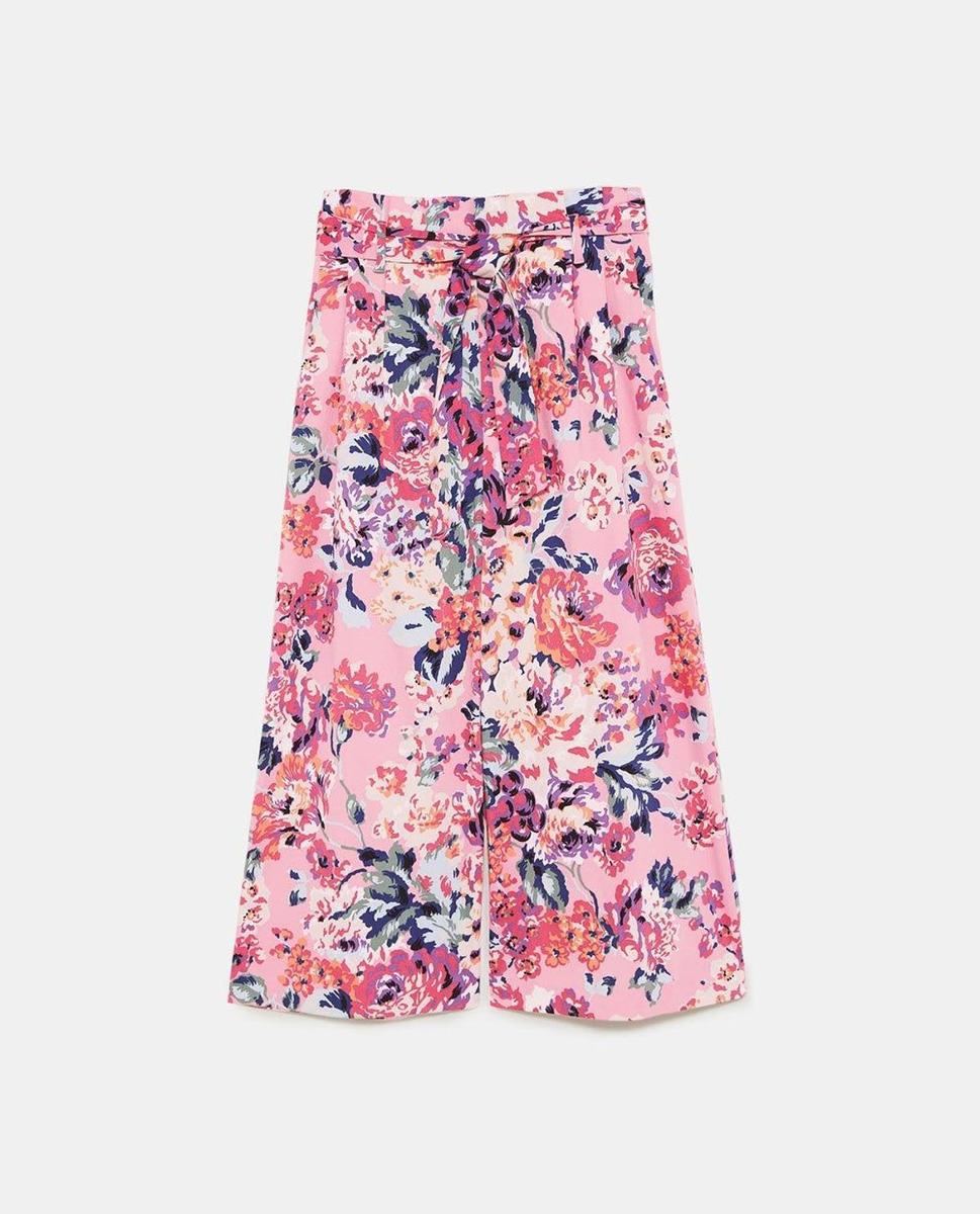 Pantalón de flores de Zara. (Precio: 39,95 euros)