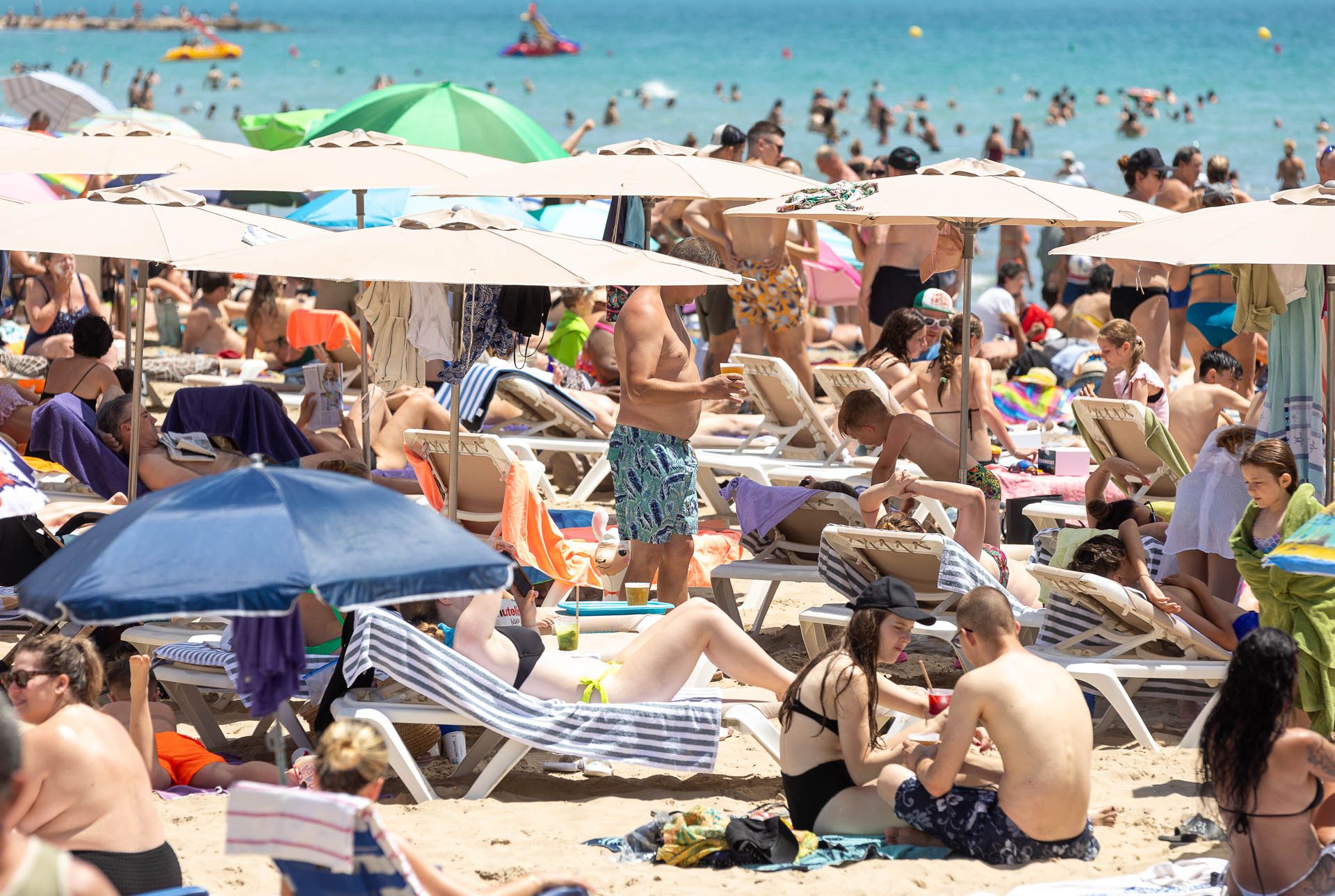 Junio se despide con las playas llenas