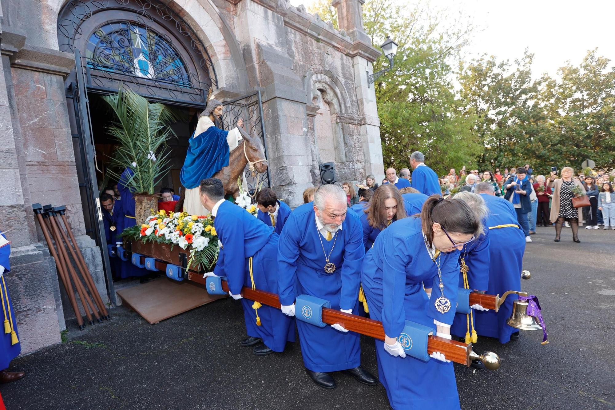 Procesión de La Borriquilla en San Pedro de los Arcos (Oviedo).