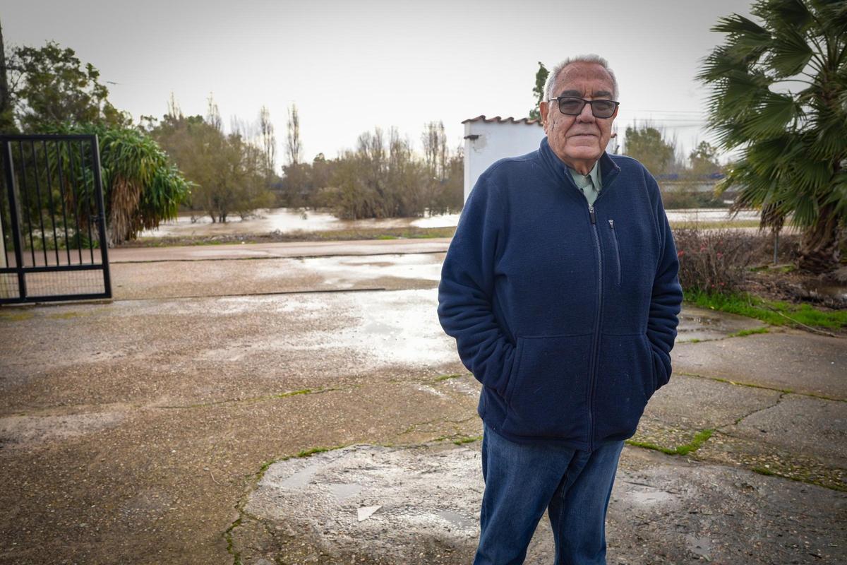 José Luis Fernández, vecino de las casas aisladas de Gévora, con el río a su espalda.
