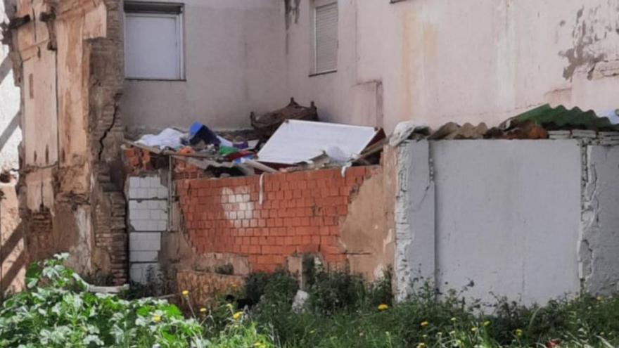 Basura acumulada en Pignatelli 78 tras una fiesta en un piso de al lado.