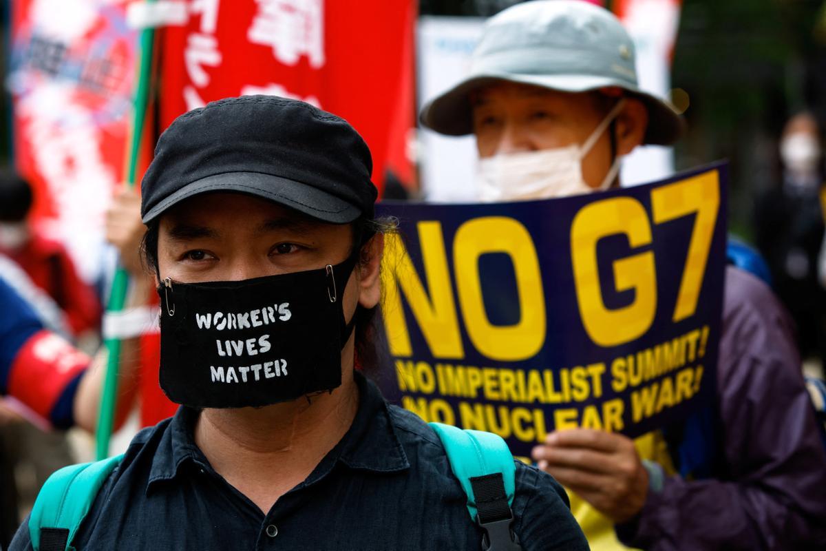 Los líderes del G7 visitan el Memorial Park para las víctimas de la bomba atómica en Hiroshima, entre protestas