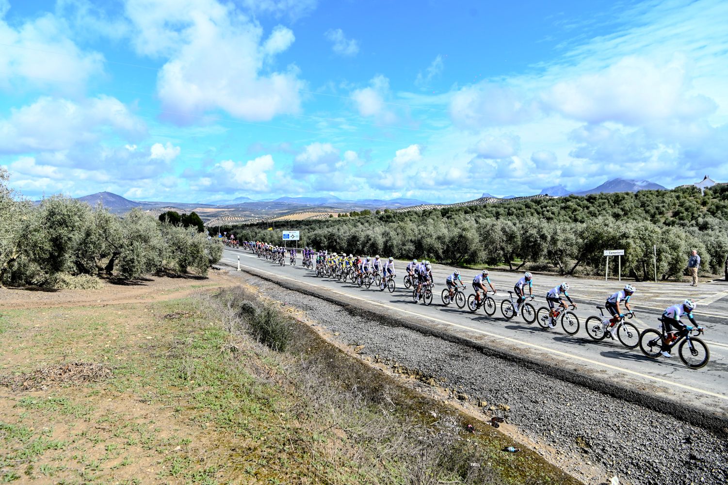 La salida de la etapa de Córdoba de la Vuelta a Andalucía en imágenes