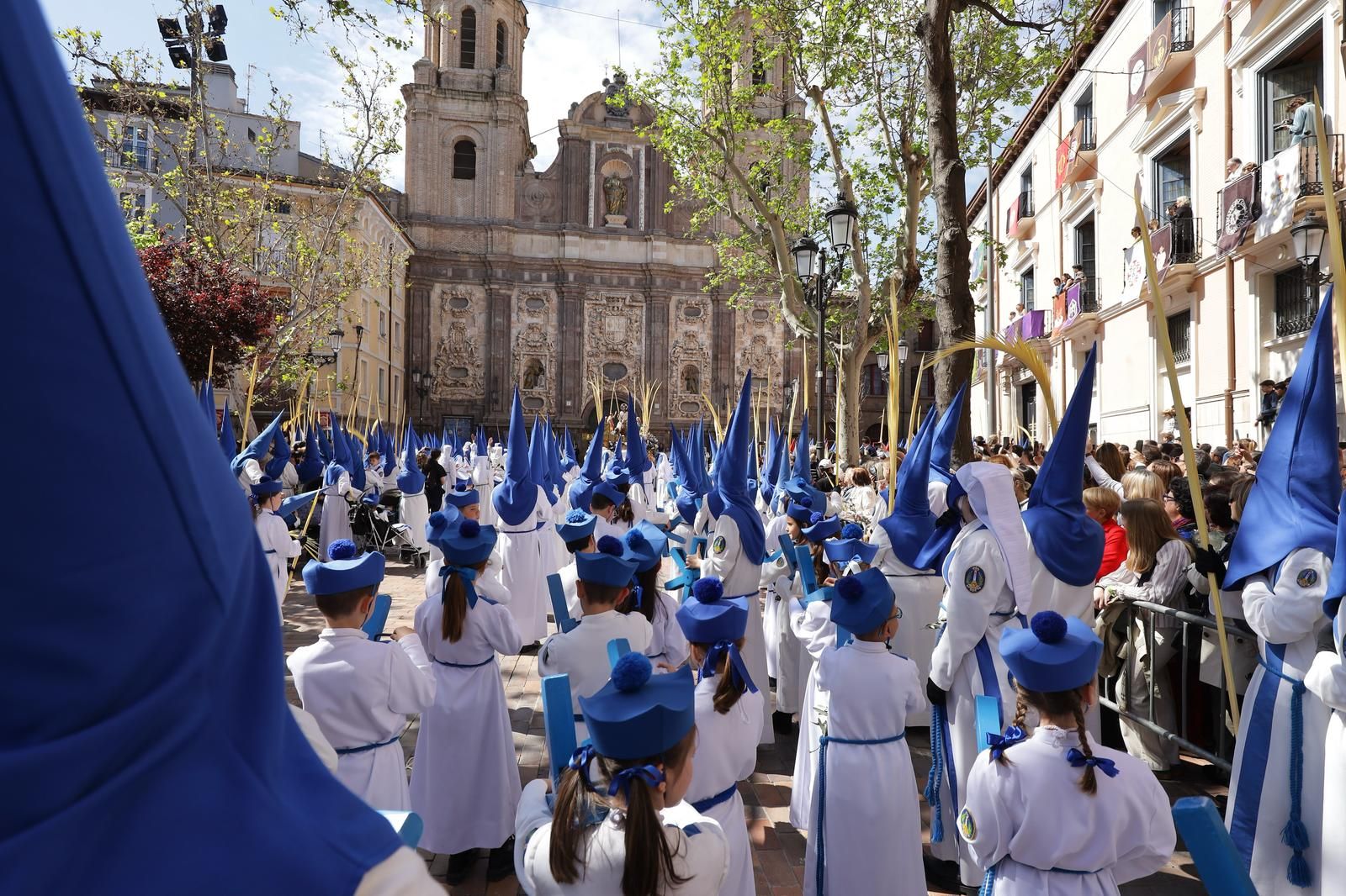 En imágenes | Emoción y mucho público en la procesión de las palmas de Zaragoza