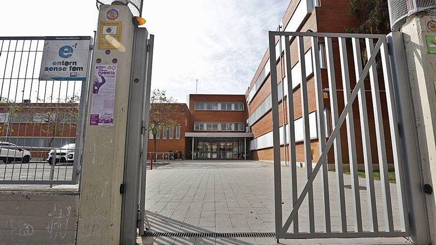 L&#039;entrada a l&#039;institut Santiago Sobrequés just quan es van tancar els centres.