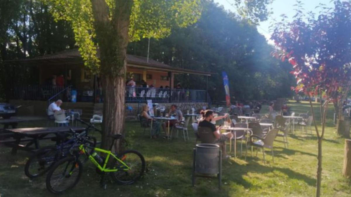 Zona del bar del río, en Burganes de Valverde. | E. P.