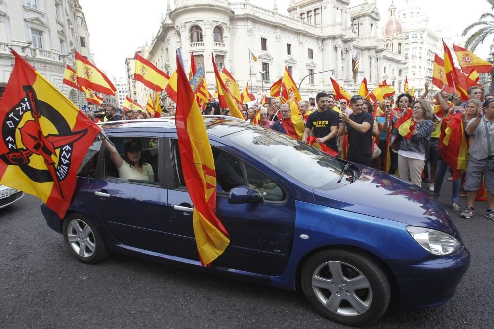 Caravana de vehículos con banderas españolas en València