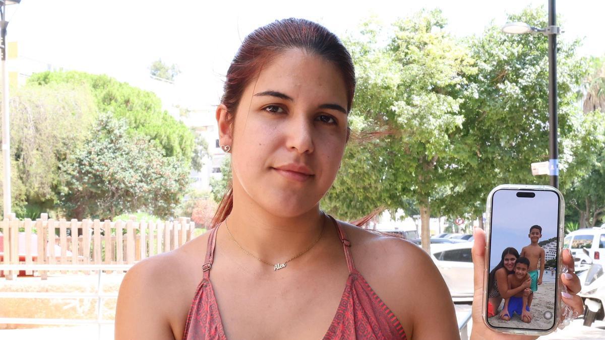 Yenimar Verlezza muestra la foto de sus hermanitos cuando vivían en Ibiza.