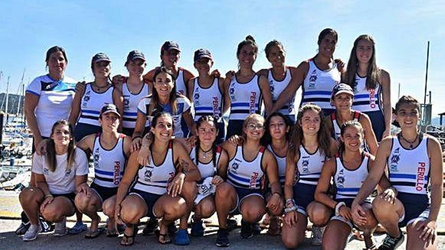 Integrantes del equipo femenino de remo del Club de Regatas Salgado Perillo.