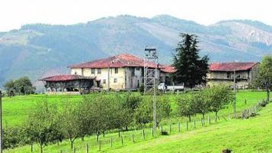 Imagen de la casona y parte de la finca de «Acorralados», en Lludeña.