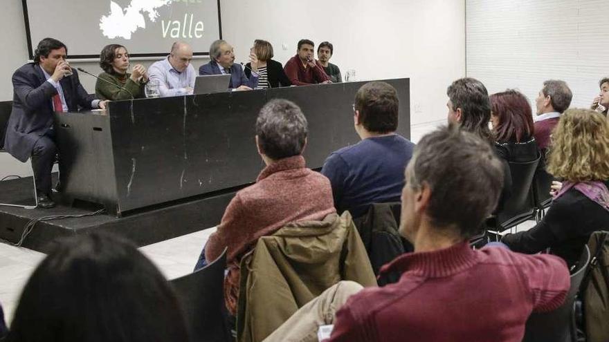 En la mesa, por la izquierda, David Gistau, Clara Eslava, Miguel Ángel Tejada, Wenceslao López, Ana Taboada, Iván Álvarez e Ignacio Fernández del Páramo, ayer, en la presentación del proyecto.