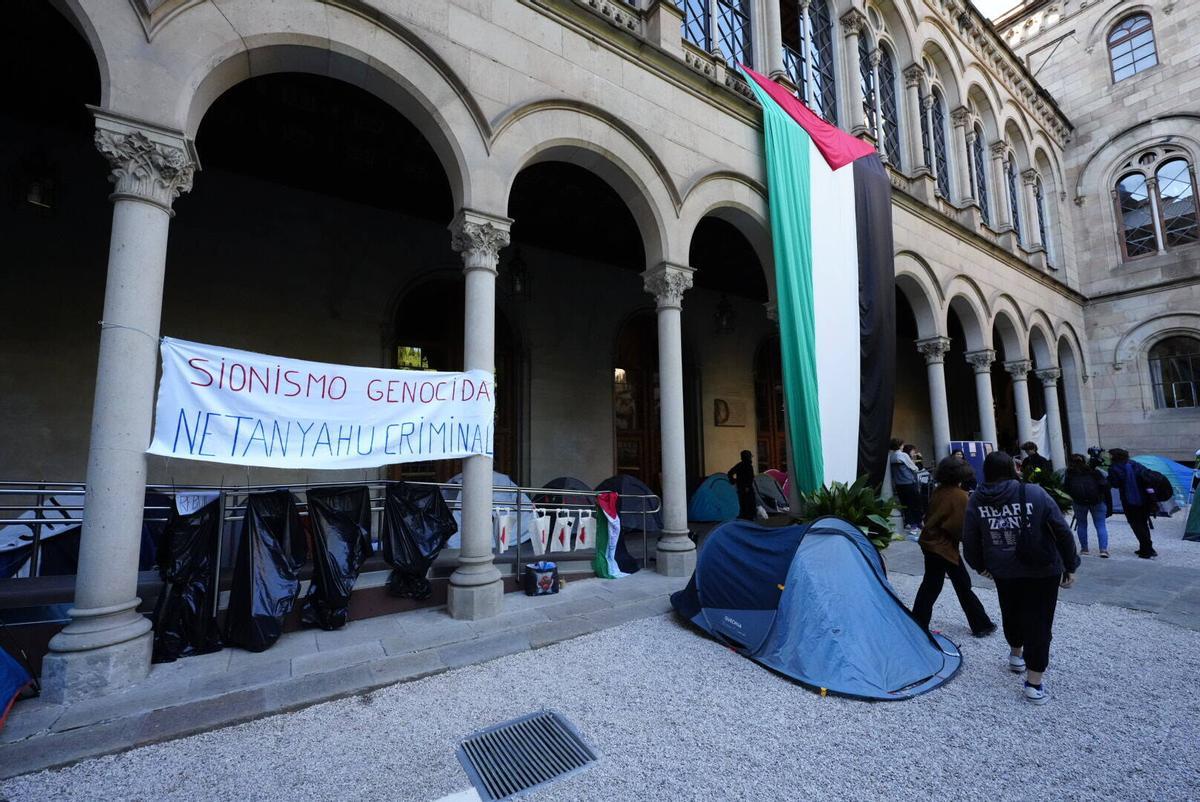 Acampada en apoyo a Palestina en la UB del Raval