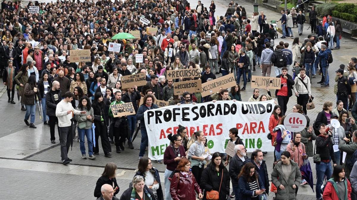 Salida de la manifestación desde la Avenida de Montero Ríos.