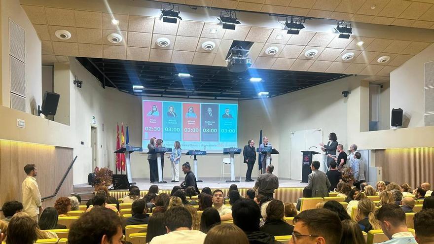 Interrumpen el debate a rector de la UMU por mensajes al móvil a una candidata