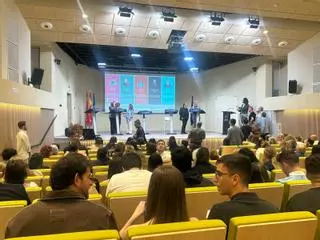 Interrumpen el debate a rector de la UMU por mensajes al móvil a una candidata