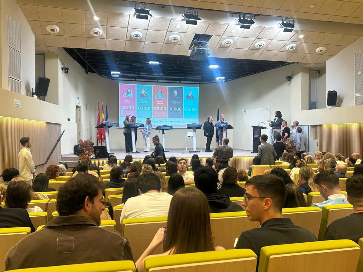 Momento de la interrupción del debate al Rectorado de la UMU por los mensajes recibidos por una candidata.