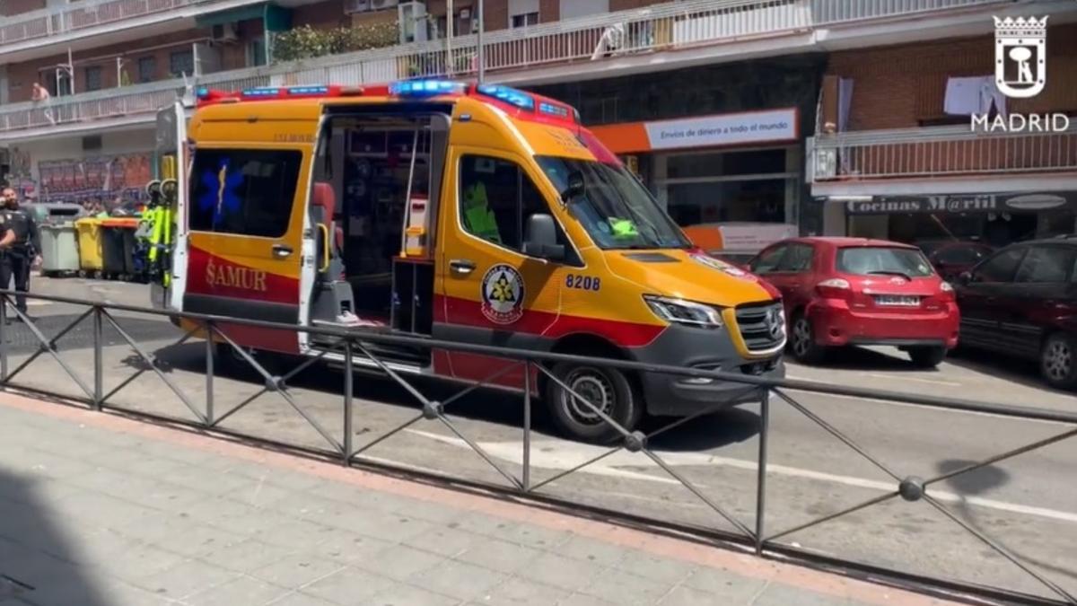 Atención sanitaria al joven apuñalado en Vallecas.