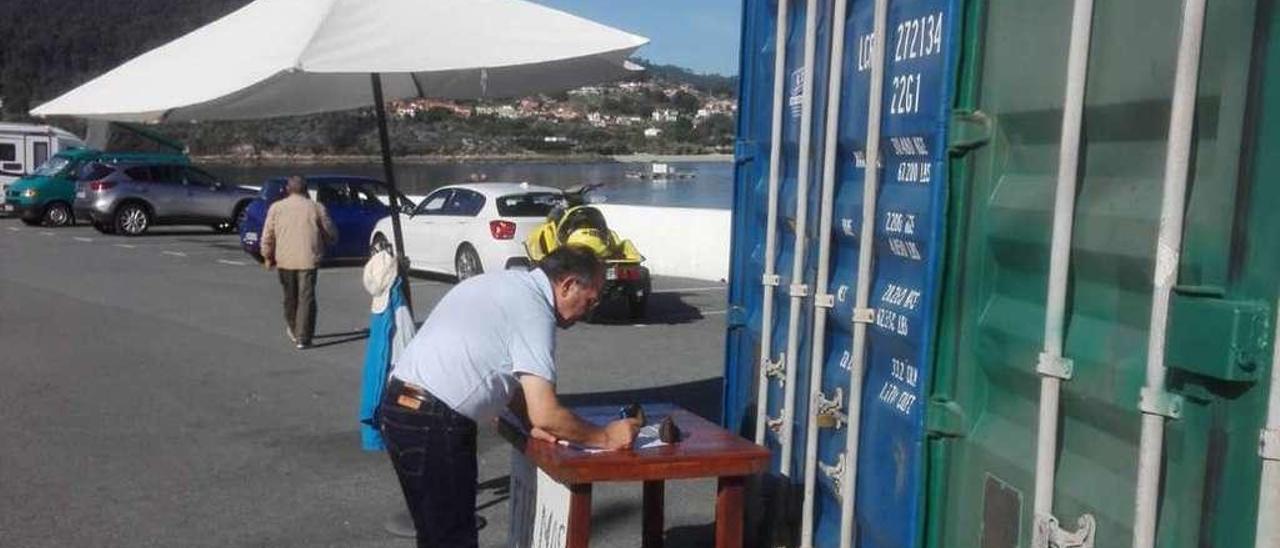 El portavoz municipal del PP en Cangas, José Enrique Sotelo, fue ayer uno de los primeros en firmar en contra de los contenedores. // FdV