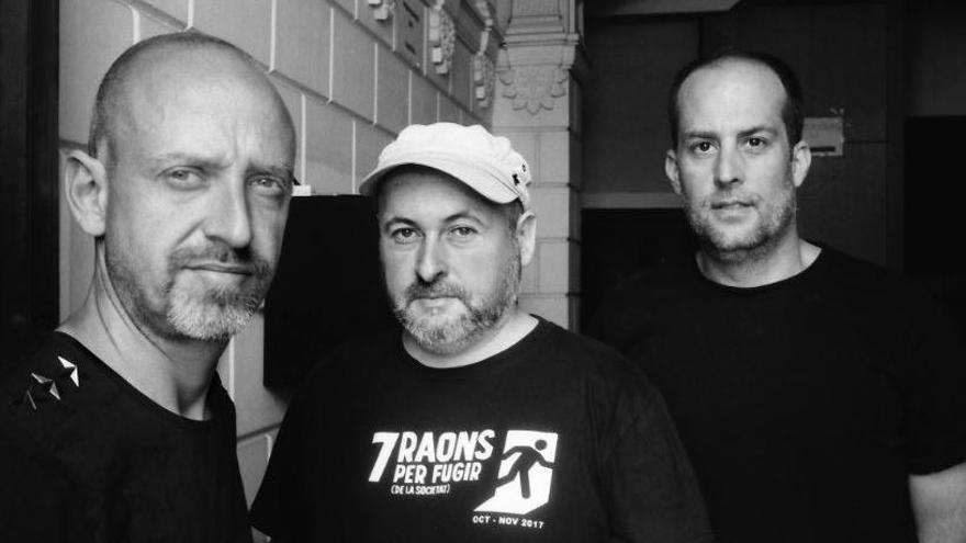 D&#039;esquerra a dreta, Esteve Soler, David Torras i Gerard Quinto en un edifici del carrer de les Piques de Manresa, escenari del rodatge de la pel·lícula