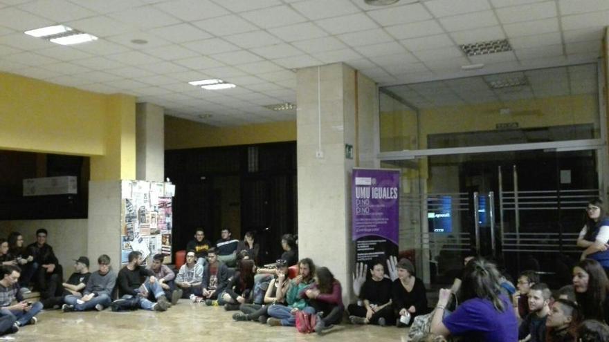 Los universitarios calientan motores con un encierro en La Merced