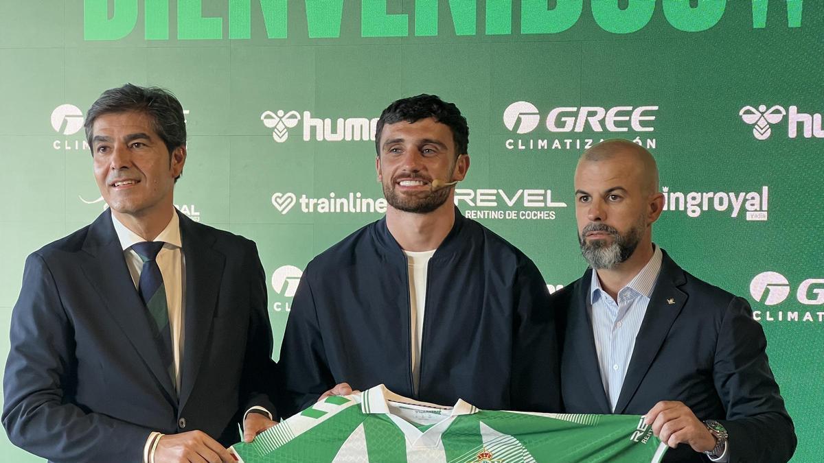 Troy Parrott, en su presentación como jugador del Betis