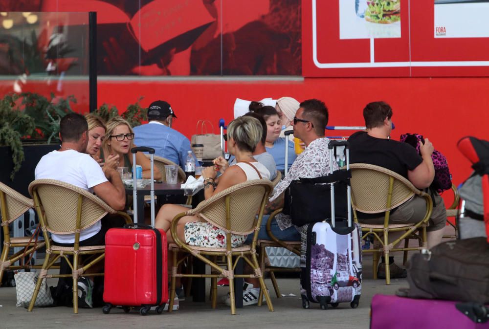 Turistas llegando al aeropuerto de Málaga