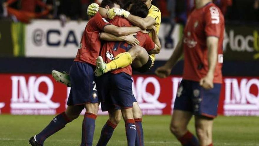 Los jugadores de Osasuna celebran el gol de Arribas al Getafe. // Jesús Diges