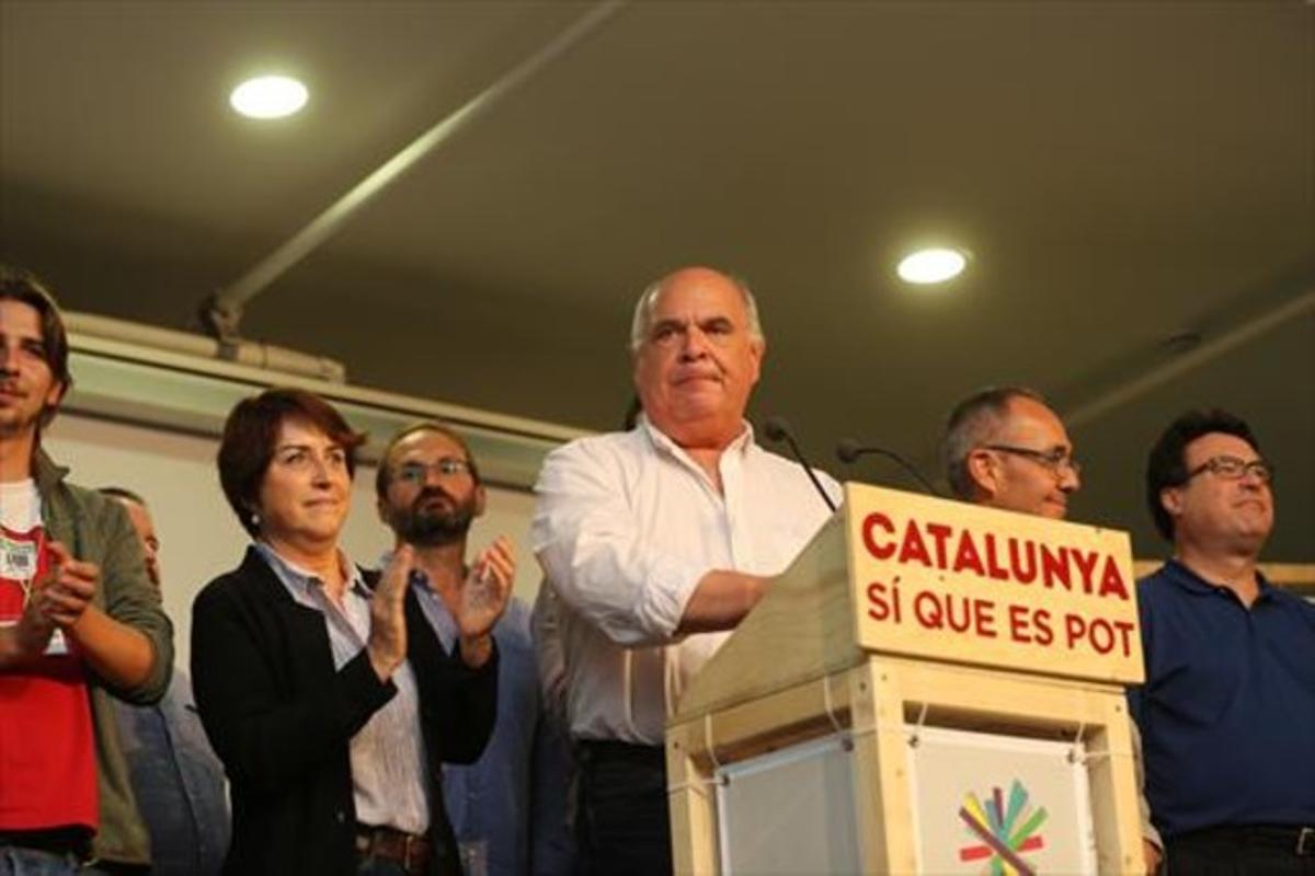 Lluís Rabell, circunspecto, anoche, en la antigua fábrica Fabra i Coats.Tras él, Gemma Lienas, Joan Herrera y Joan Coscubiela.