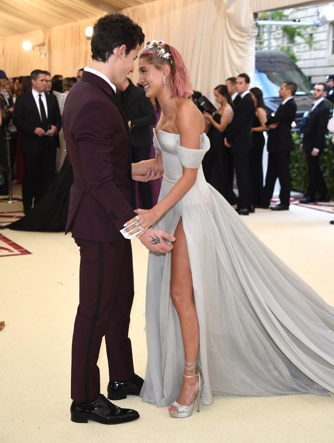 Hailey Baldwin y Shawn Mendes posan como pareja en la Gala MET 2018